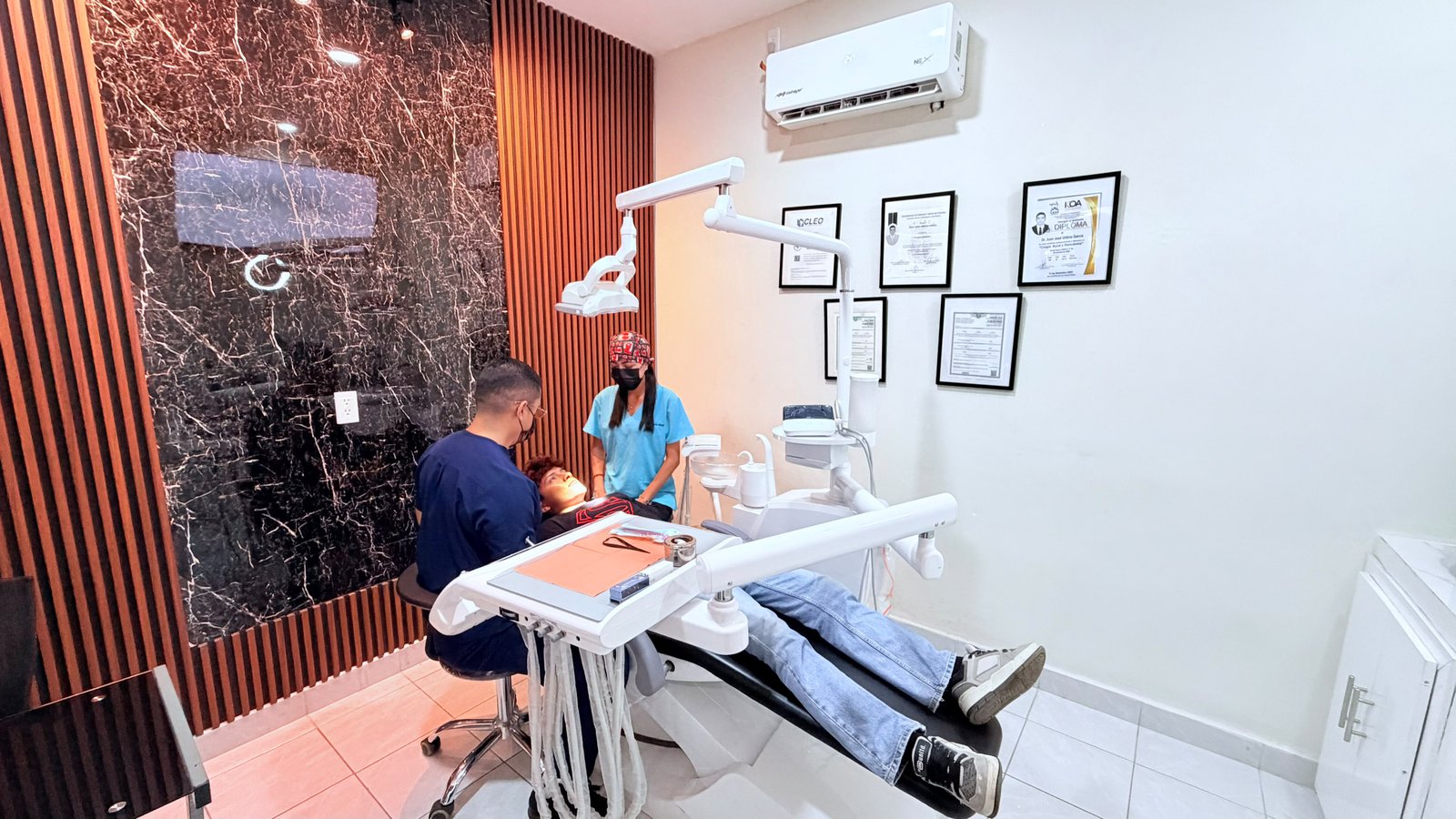 Dentista profesional atendiendo